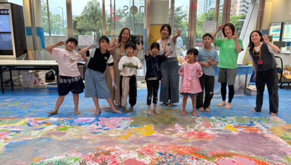 【10/15まで期間限定展示中】小学生が下書きをし、手足で描いた巨大「葛飾北斎アート」！モンテッソーリ教育を取り入れた親子イベント『思いっきりアート de あそぼ！』開催レポート