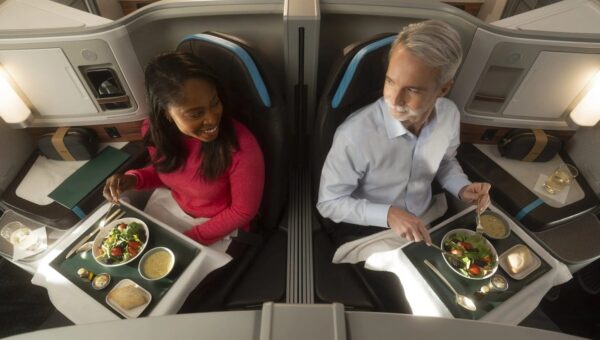 アラスカ航空とハワイアン航空、国際線ビジネスクラス「スイート」向け機内食とワインのラインアップを刷新