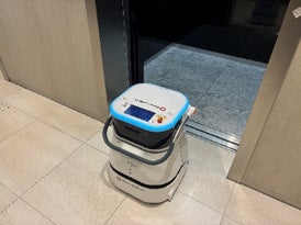 「淀屋橋ゲートタワー」に業務用掃除ロボット「J35」を導入