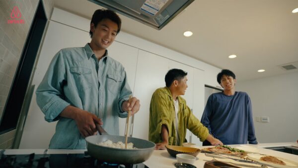 Airbnb Japan、新ブランドキャンペーン「あつまる旅に、起きること」を体感する、エアビ飯キャンペーンを発表