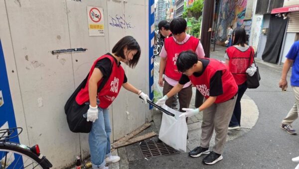 約500人が赤いビブスをまとい、京橋の街へ！「END POLIO NOW × スポGOMI」を大阪・京橋で開催