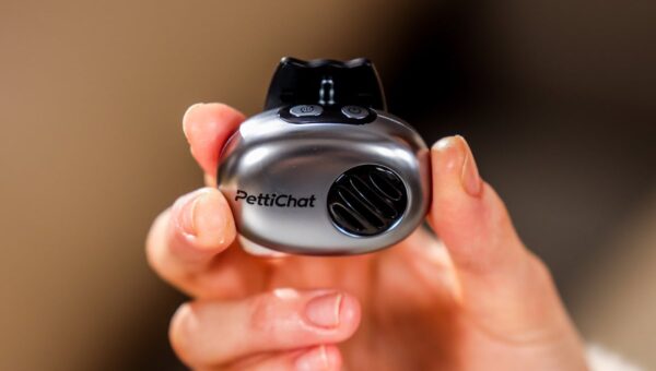 その鳴き声を、言葉で受け取る。約27gのAIペット翻訳機「PettiChat」がMakuakeで先行販売中