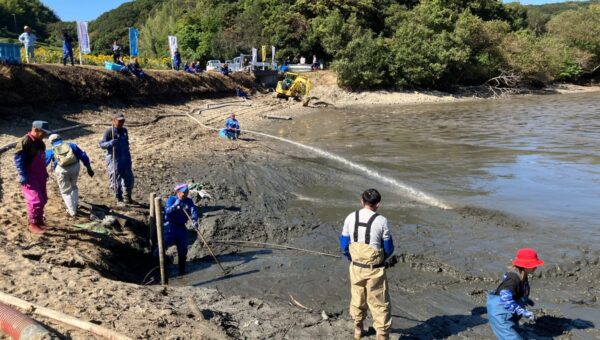 パソナグループ『海を育てる島プロジェクト』を淡路島で始動 第1弾として地域・企業と伝統的な環境保全活動「かいぼり」を実施