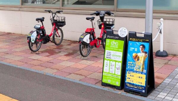 シェアサイクル「ポロクル」のポートに「北海道イエロースターズ」仕様の看板が登場！自転車安全利用も呼びかけています