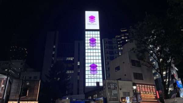 『MEFULL渋谷道玄坂ヒットビジョン』に、屋内用「高透明度LEDビジョン trA Vision」と屋外LEDビジョンを設置。自然光を活かしたスリムな設置を実現。