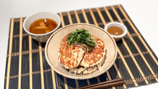 大人気コラボ第3弾｜料理家・モデル亜希×トータル・ワークアウト25周年記念『ハンバーグ丼』10月15日（木）～販売開始