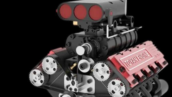 28cc・4.35PSのV8に、ベルト駆動スーパーチャージャー。組んで始動するTOYAN「FS-V800GCS」自分だけのマシンを、その手で。
