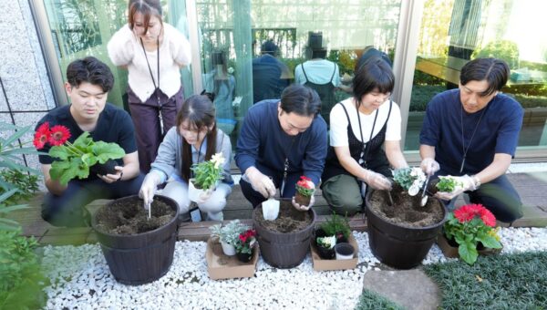 社員と経営層が花を植え、絆を育む社内交流企画「トーシンガーデンプロジェクト」を初開催～花言葉にMVVを重ねた発信～