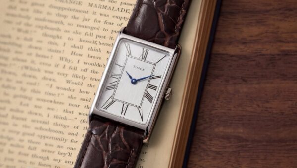 即完売した「TIMEX（タイメックス）」の角型時計「1976 Rectangle Reissue（レクタングル リイシュー）」に新色シルバーが登場。50年の時を超え復刻を遂げた、幻のレクタンギュラー