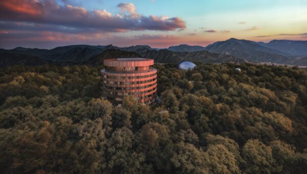 【リゾナーレ福井】2027年9月10日開業。約1億2000万年前の地層と恐竜化石が眠る地に「恐竜の森のデザイナーズホテル」が誕生