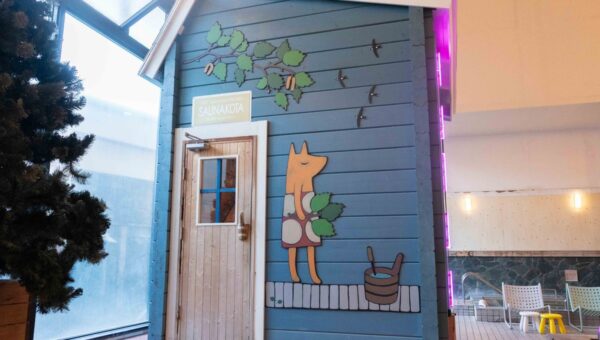 フィンランド人アーティストのサウナアート「ケットゥ・ガッレリア」とおふろcafe utataneのコラボレーションを実施中。サウナ室やホテル、カフェメニュー、グッズが揃いました