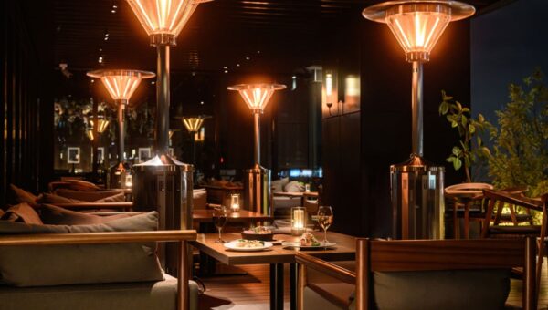 澄んだ冬空と夜景を楽しむ「泡と風のテラスプラン」温かな料理とフリーフロードリンクが彩るルーフトップテラス ／ザ ロイヤルパークホテル アイコニック 名古屋