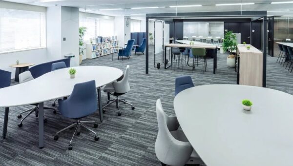 オフィスバスターズ、旭ビルウォール様 本社4階の増床で「汽水域」の構想を家具選びと導入へ 什器調達と段階導入を支援