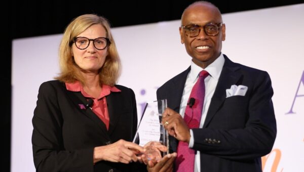 【アモーヴァ・アセット】弊社代表取締役社長兼CEOステファニー・ドゥルーズ、iDACリーダーシップ賞を受賞