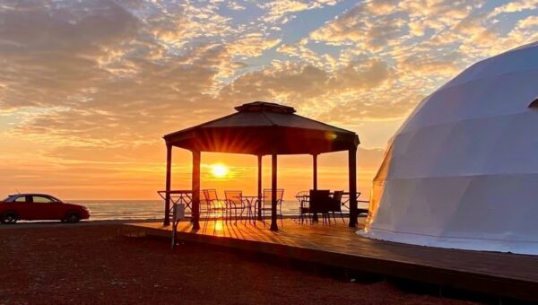 【石川・羽咋】ビーチまで5秒！日本海の水平線と夕日を望むグランピング／最大2名分が無料の秋冬限定プランと５周年10,000円OFFクーポンを「OceansTerraceSHIBAGAKI」にて販売開始