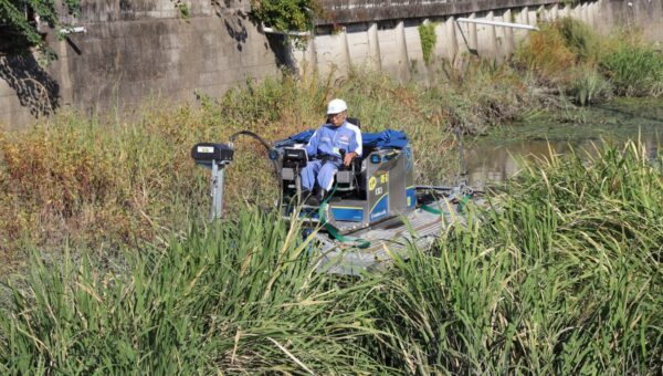 【佐賀市】水陸両用草刈機で河川清掃に挑戦！