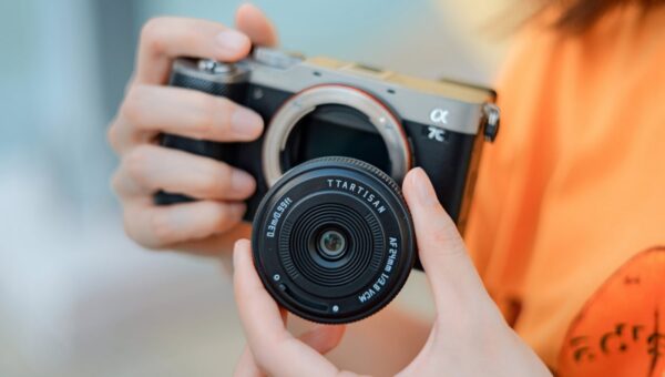 カメラを持ち出す日が、きっと増える。約58g・厚さ約16mmのAFパンケーキレンズ「TTArtisan mini AF 24mm f/3.8」発売