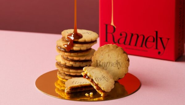 アールグレイがほのかに香る、濃厚な味わいのキャラメルをサンド。【Ramely(ラメリー)】より『キャラメルサンドクッキー』が10月上旬から期間限定で発売いたします。