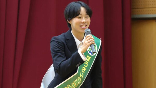 鳥取県中部地震発災10年の節目に未来への願いを込めて希望の鐘を鳴鐘、園児によるタイムカプセルに絵馬を封入 「ぼうさい変エル大使」入江聖奈さんの防災授業も！