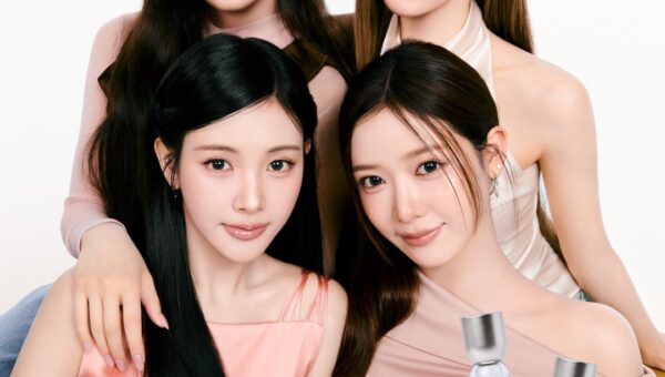 1本で簡単、韓国風・垢抜けリップが完成！軽やかな付け心地なのに、ガラス玉のようなツヤをまとったぷるんとした唇に。こだわりの低彩度カラーで、旬の可愛さを楽しめるリップオイル
