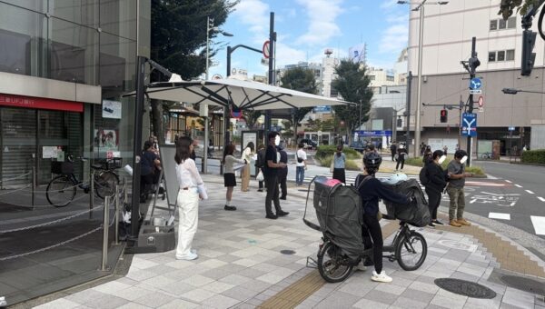 品川区、暑熱対策実証実験で大井町駅西口に仮設「日カサ」を設置