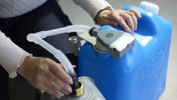 【業界初】電池交換不要！1分充電ですぐ使える灯油かん固定式の充電式灯油ポンプを販売開始